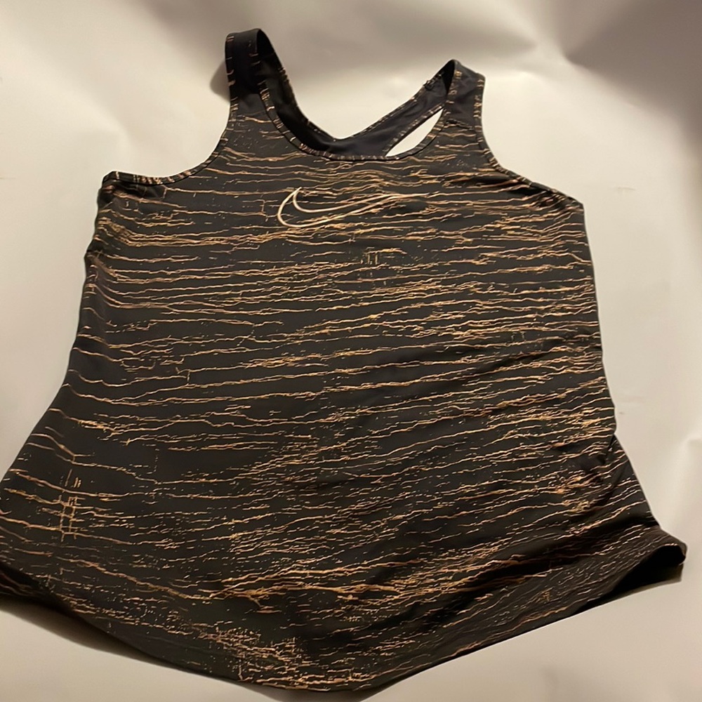 Athletic nike top